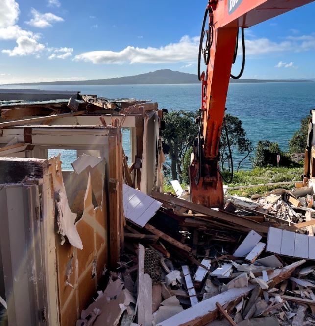 Seacliffe Avenue demolition perched on the cliff to Auckalnds famous view